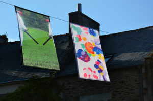 Vue de l'exposition Air de fête à Saint-Briac-sur-Mer, Babeth Rambault, Eva Taulois, été 2019 - Crédit photo : Frac Bretagne