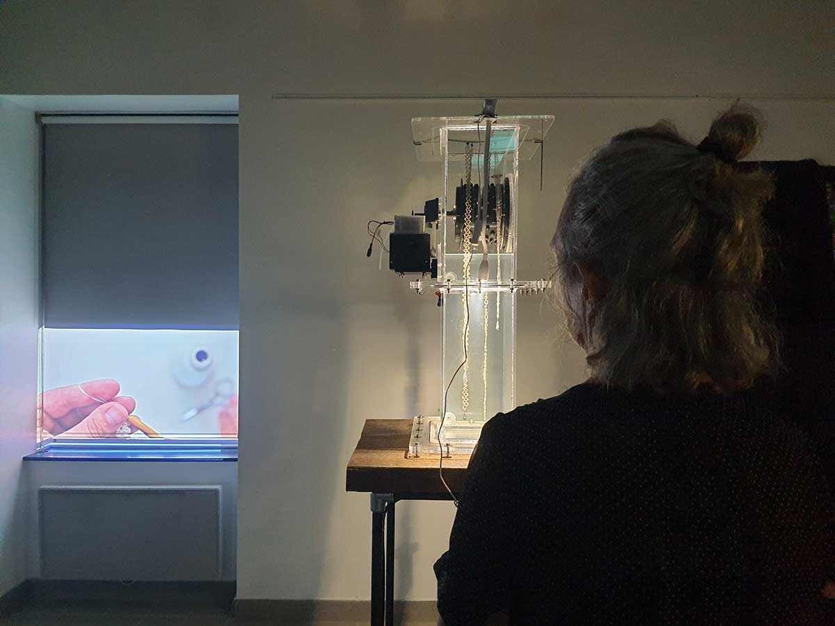 Vue de l'installation 'Éloge des corps tremblants' de gladys sauvage au sein de l'exposition 'De la nature. Escale (-Aber Wrac'h', Sémaphre de Landéda, août 2026. Crédit photo : Marie-Claire Raoul