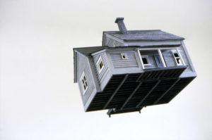 Visuel artistique d'une maison suspendue dans les airs