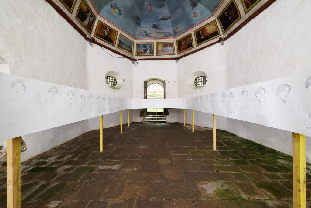 Élisabeth Ballet, "A cappella", 2017, chapelle Notre Dame du Guelhouit, Melrand, L'art dans les chapelles 2017