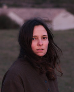 Portrait de femme cheveux aux vents