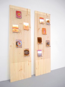 Clélia Berthier, Hubble, 2016. Plaques de cuivre chauffées au chalumeau, dispositif d’accrochage en bois. 15 x 10 x 0,1 cm chaque plaque de cuivre / 210 X 60 X 18 cm chaque planche de bois. © Clélia Berthier. Courtesy the artist