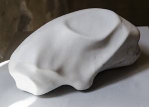 Darta Sidere, Autoportrait (la dent cassée), 2014. Marbre de Carrare, 12 x 16 x 26 cm. © Darta Sidere. Courtesy the artist