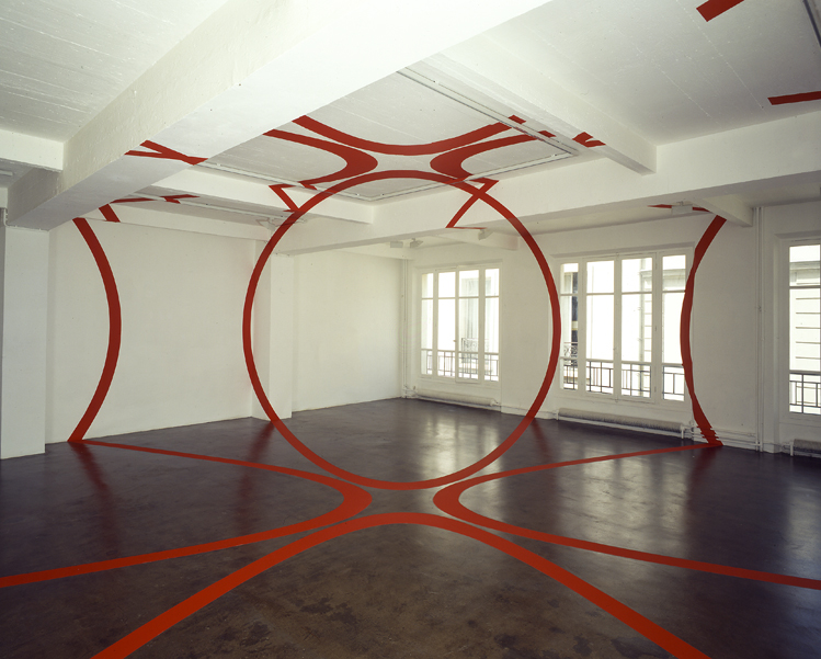 Felice Varini, Quatre cercles à cinq mètres, rouge, N°1 Paris, 1992. Collection Frac Bretagne © Adagp, Paris 2017 Crédit photo : Courtesy Galerie Jennifer Flay